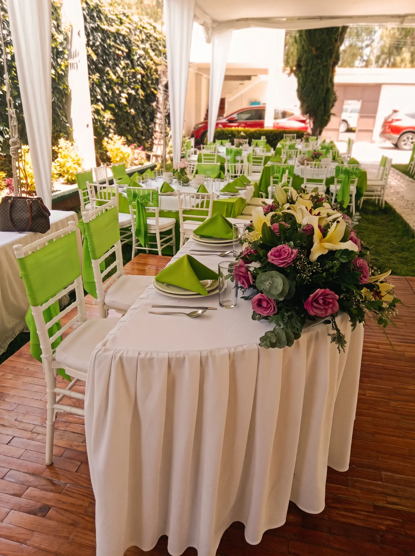 Centro de mesa con rosas y lirios