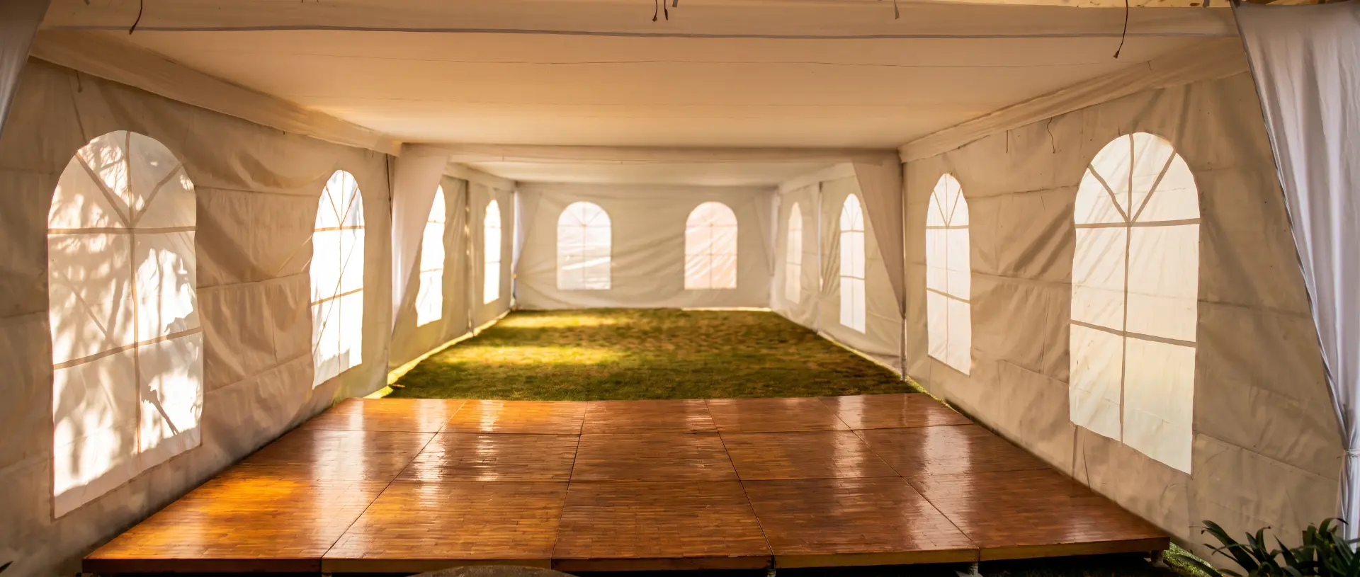 Pista de baile de madera dentro de carpa