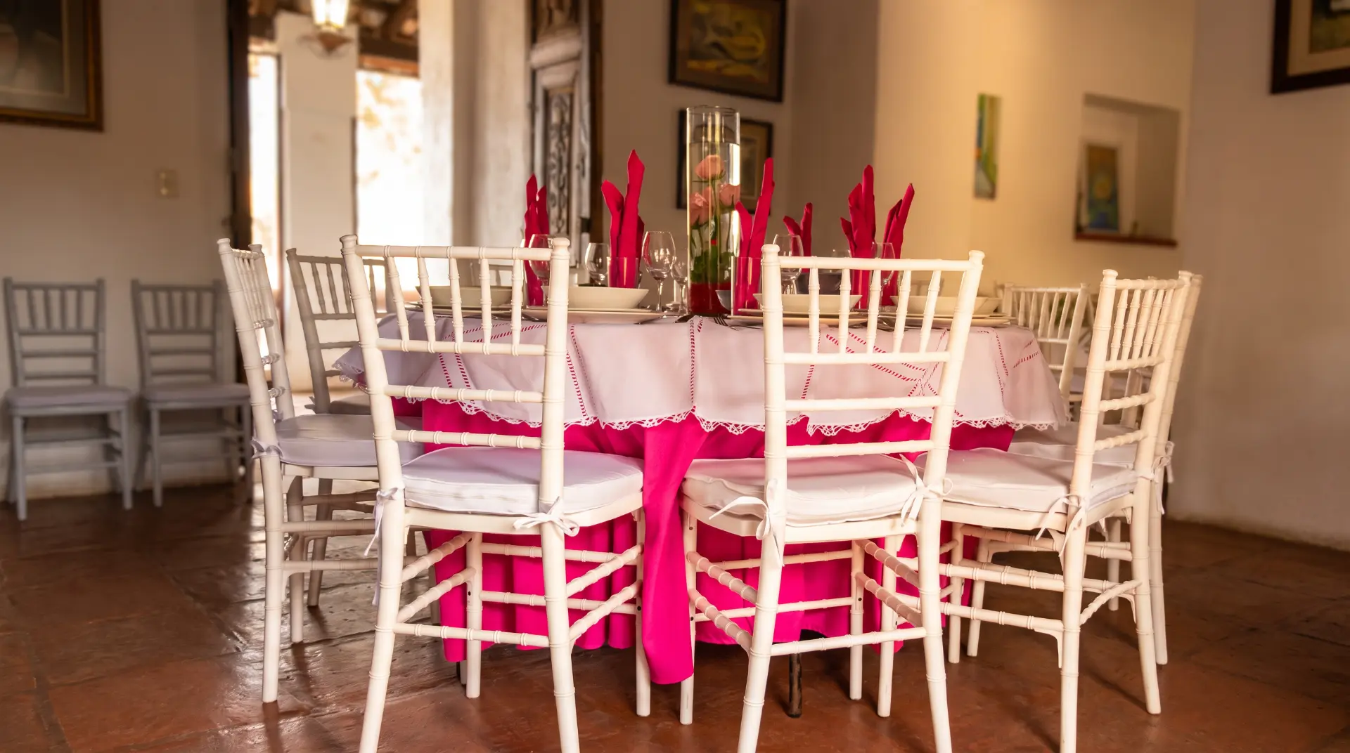 Comedor formal con sillas tiffanny y cristalería