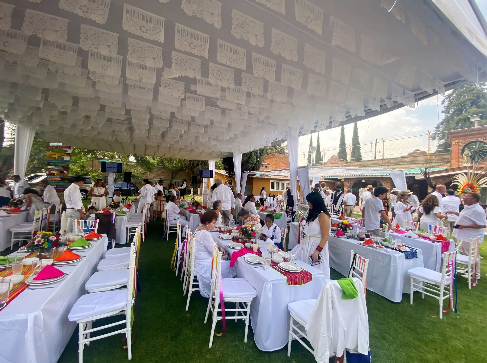 Banquete de inspiración mexicana bajo carpa con papel picado