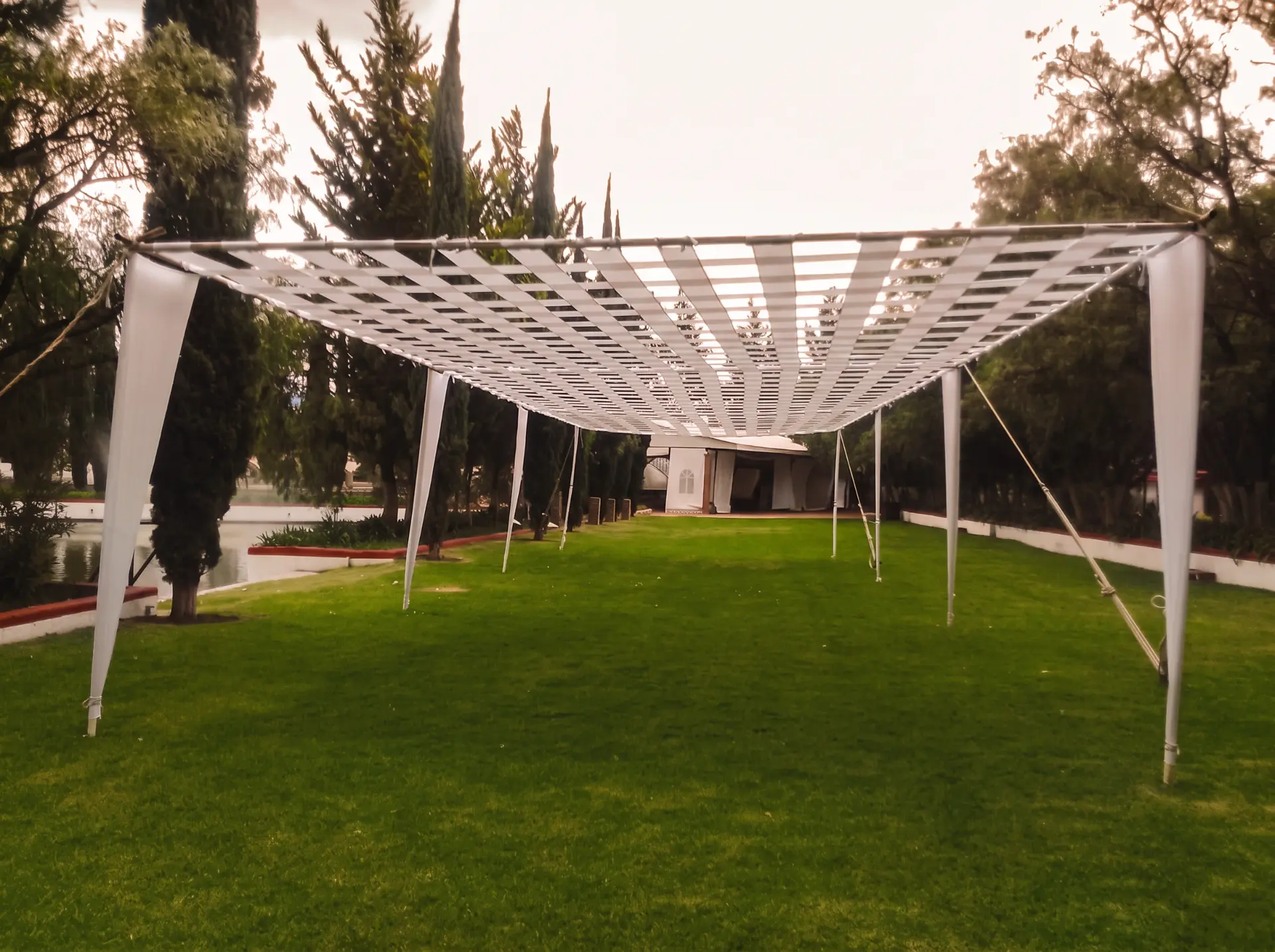 Carpa blanca montada en jardín